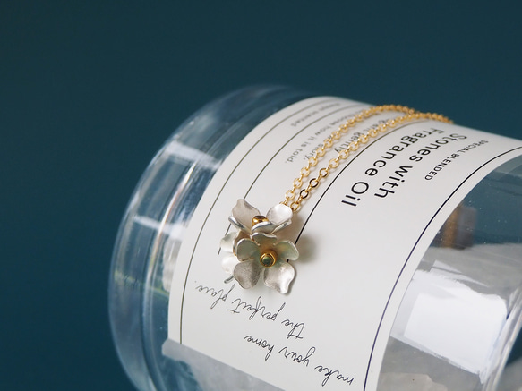 白銀のミニブーケネックレス 2枚目の画像