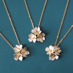 白銀のミニブーケネックレス 1枚目の画像