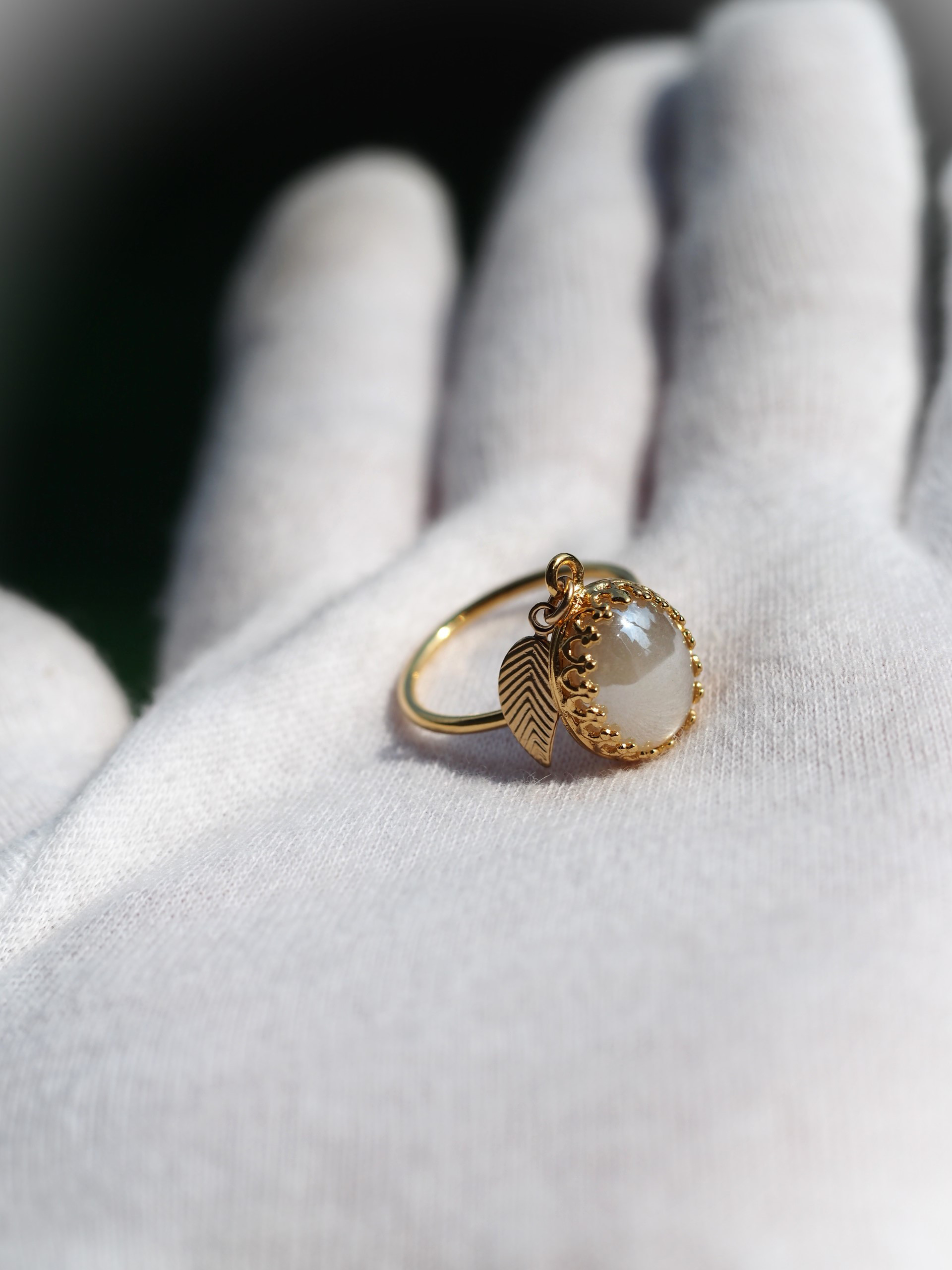 限定１　光沢ムーンストーン12　K14gfクラウン固定リング(リーフ）