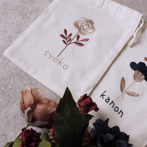 巾着袋】【名入れ】オーダー 名前 刺繍 巾着 イニシャル 白 花