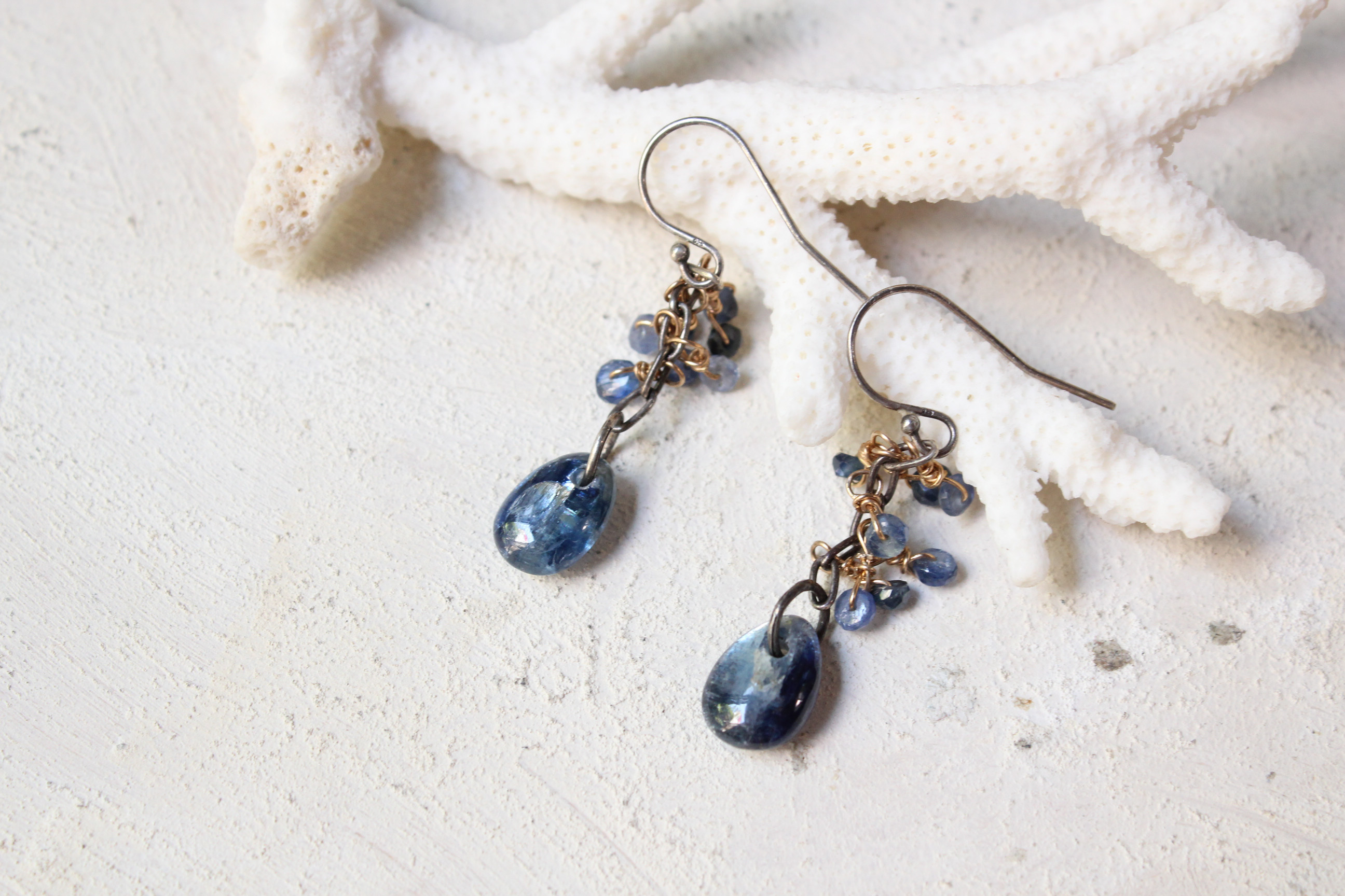 【SALE】ネパール産　カイヤナイトとサファイアのピアス silver/azur