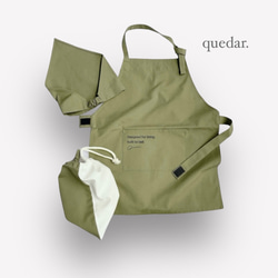 【モスグリーン】ひとりで着れるシンプルなキッズエプロン　子供エプロン　エプロンセット　三角巾　巾着袋 1枚目の画像