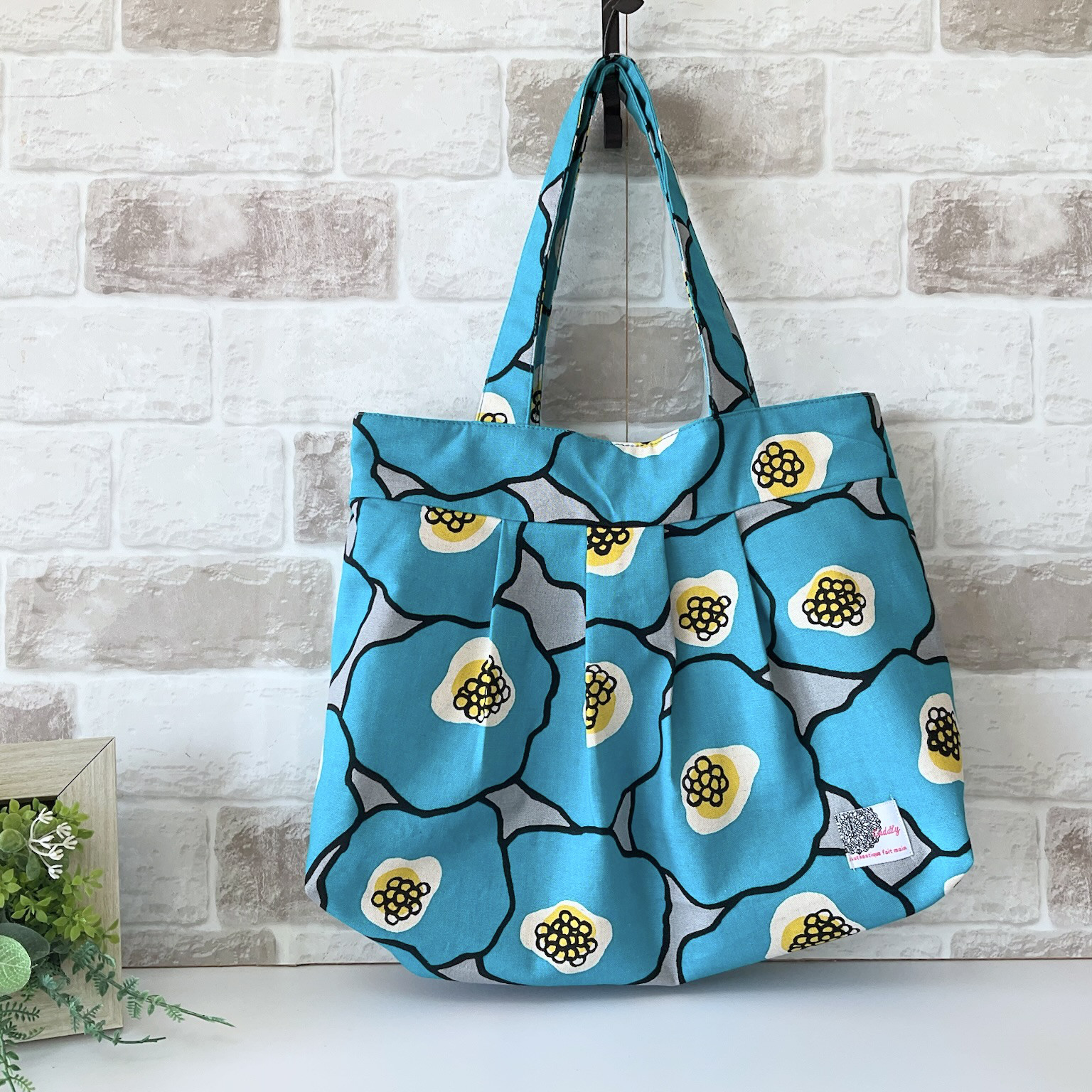 【ファスナー付きMサイズ】モダンヒゲナシ柄　綿麻グラニーバッグ　ブルー ＜通勤バッグにオススメサイズ！＞