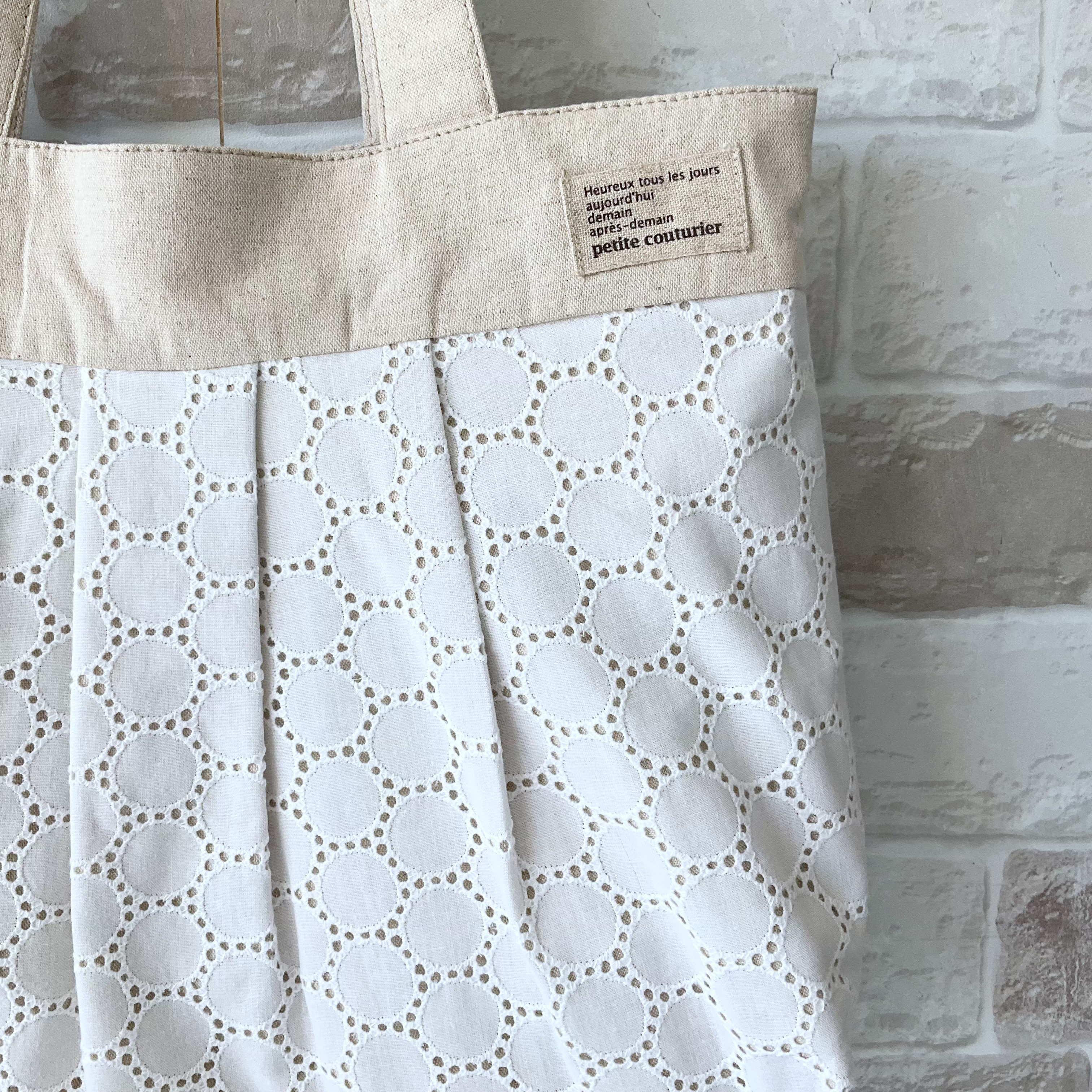 【ファスナー付きMサイズ】サークル柄レース　綿麻グラニーバッグ　生成り ＜通勤バッグにオススメサイズ！＞