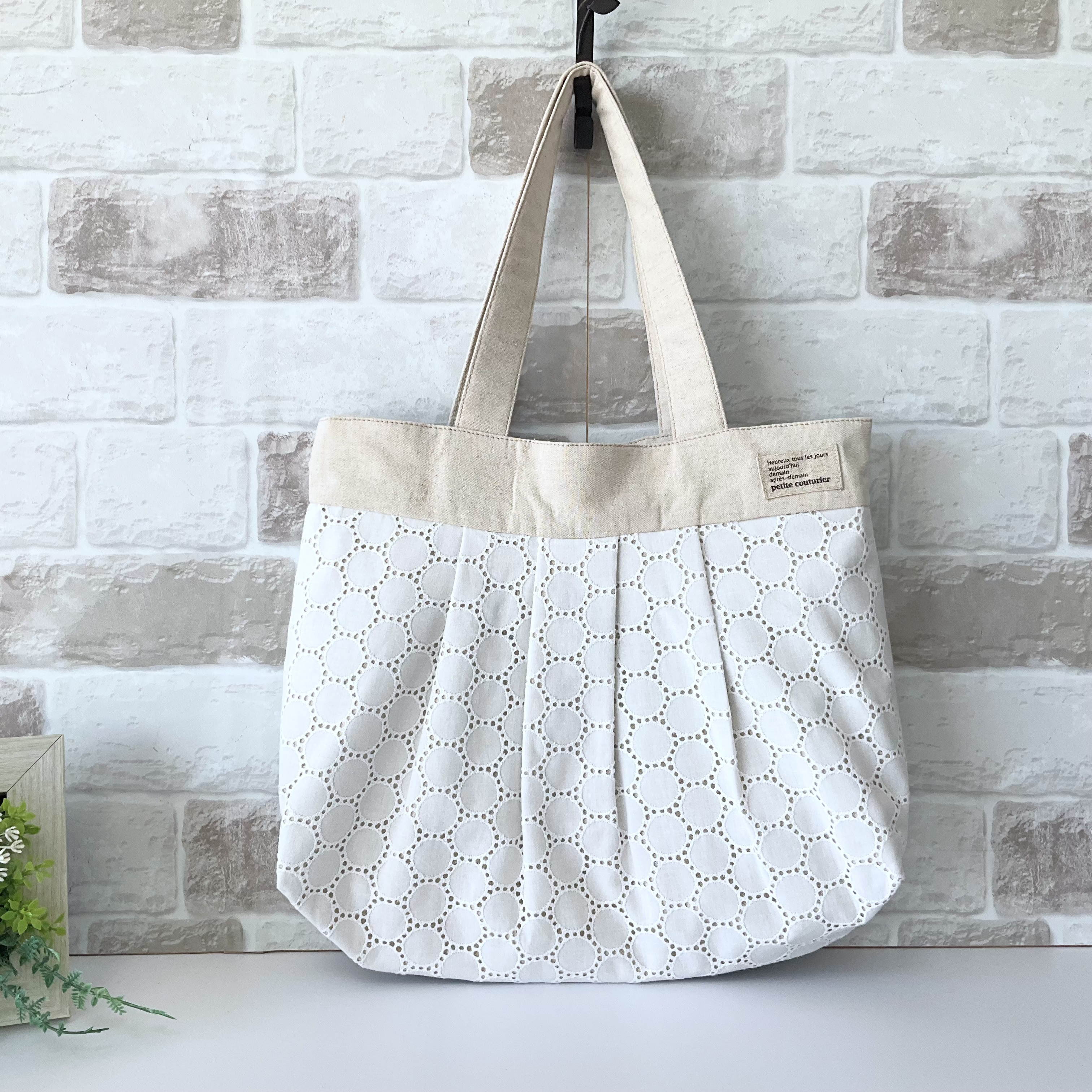 【ファスナー付きMサイズ】サークル柄レース　綿麻グラニーバッグ　生成り ＜通勤バッグにオススメサイズ！＞