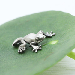【英国】 【純銀】カエルのブローチ　ピン カエルのシルバーブローチ（ピンバッジ） ピンバッチ GINNEZU