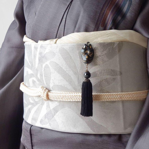 帯飾り 帯飾り 金黒狐面 フロストブラックオニキス タッセル / 帯飾りプレート