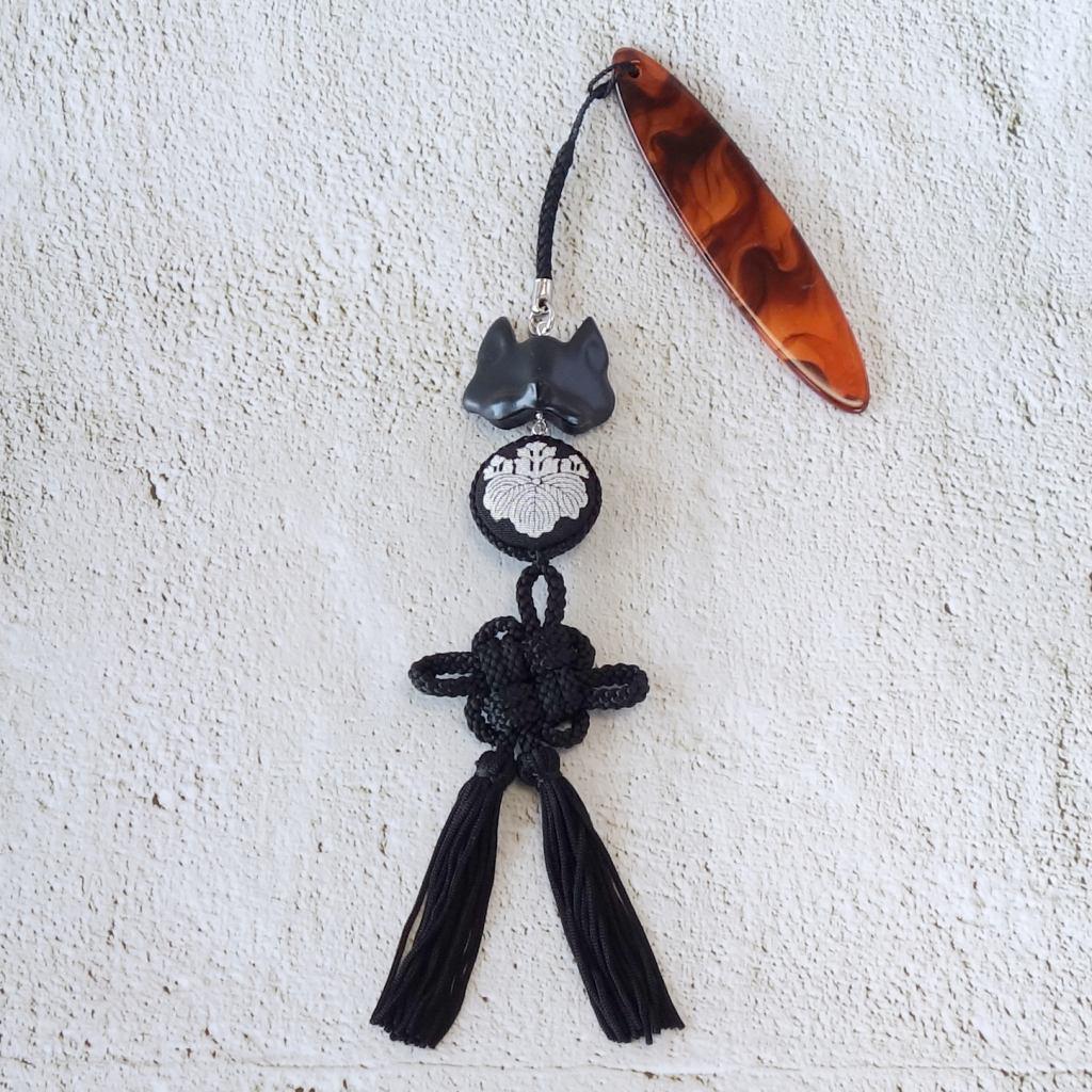 帯飾り 黒狐面 菊結びタッセル 家紋つなぎパーツ / 帯飾りプレート付き