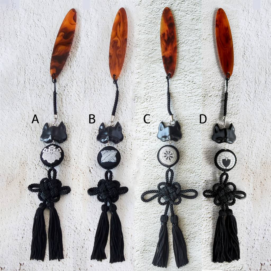 帯飾り 黒狐面 菊結びタッセル 家紋つなぎパーツ / 帯飾りプレート付き