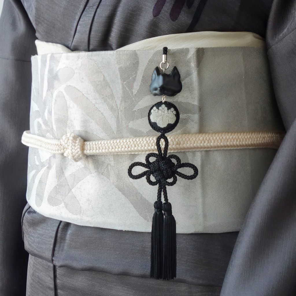 帯飾り 黒狐面 菊結びタッセル 家紋つなぎパーツ / 帯飾りプレート付き