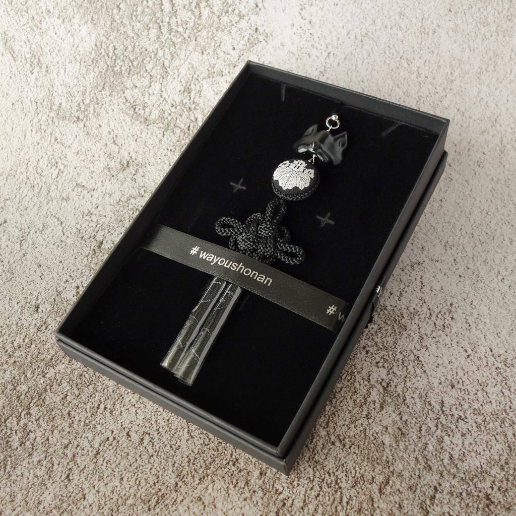 帯飾り 黒狐面 菊結びタッセル 家紋つなぎパーツ / 帯飾りプレート付き