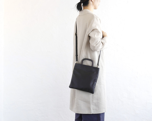 大人気！大人のサコッシュ2wayレザーショルダーバッグ 長財布も入る Square/L 旅行に（ブラック）. 3枚目の画像