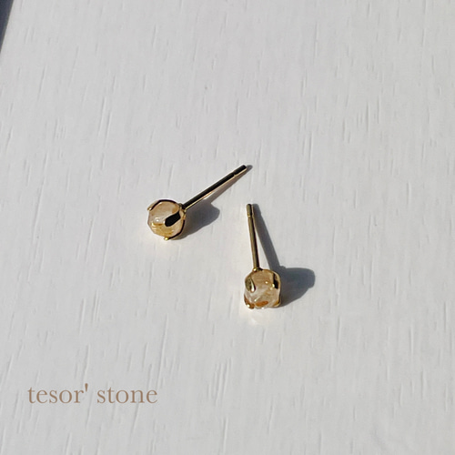 小さな ゴールドルチルクォーツ 天然石一粒ピアス/サージカル