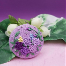 手刺繍ブローチ・ヘアゴム春《紫色の薔薇》×パープル  くるみボタン 2枚目の画像