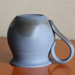 備前焼の丸いかわいいマグカップ（ブルーグレー） 2枚目の画像