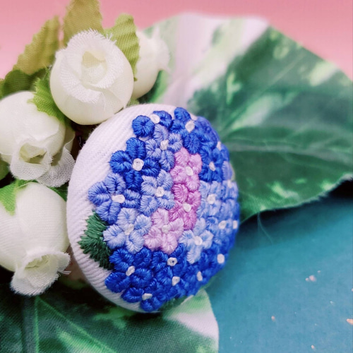 手刺繍ブローチ・ヘアゴムくるみボタン 花《紫陽花Bu》晴れやかブルー