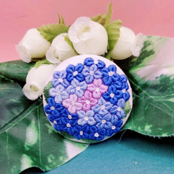 手刺繍ブローチ・ヘアゴムくるみボタン《紫陽花Bu》あじさい   晴れやかブルー 1枚目の画像