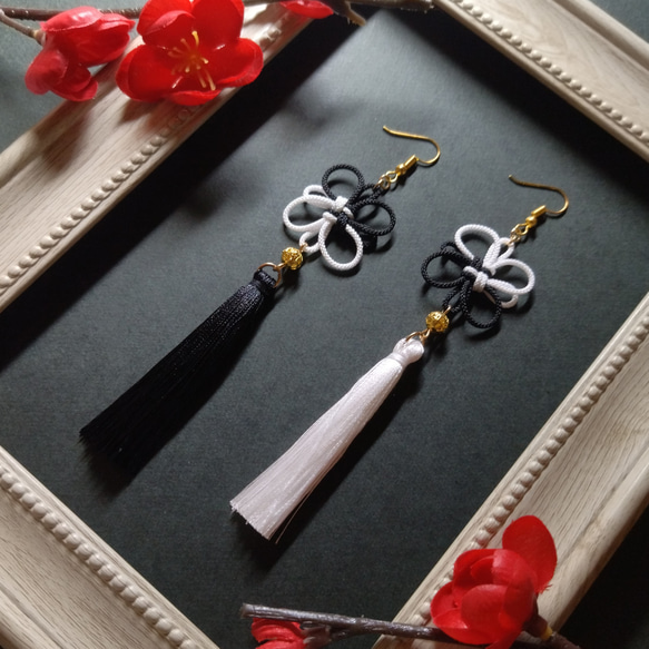 ツートンカラーの綺麗なタッセルとオリジナル作成牌のピアス