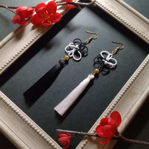 ツートンカラーの綺麗なタッセルとオリジナル作成牌のピアス