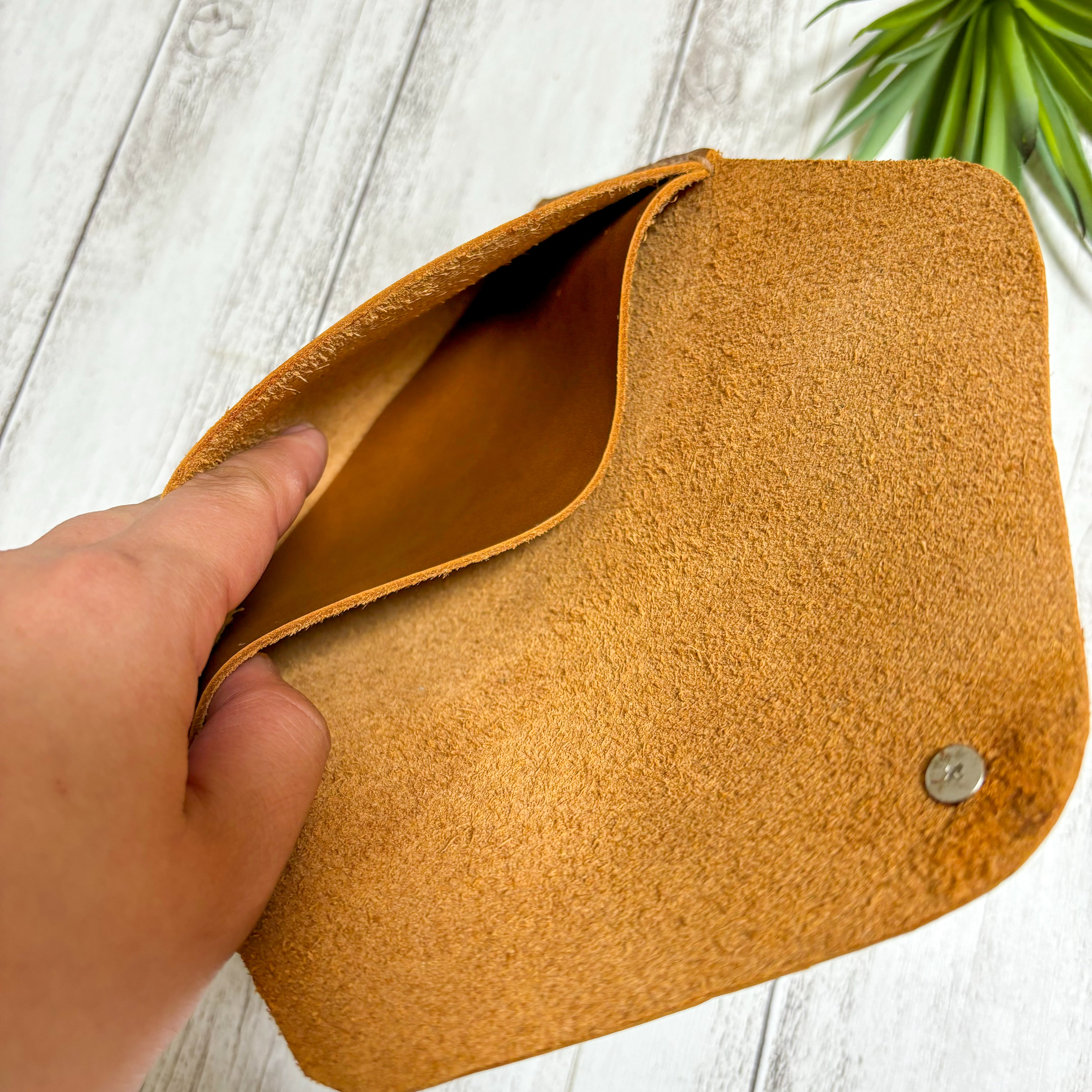 通帳ケース　革　ターコイズ　コンチョ　キャメル　ヴィンテージ   レザー　通帳ポーチ　マルチケース