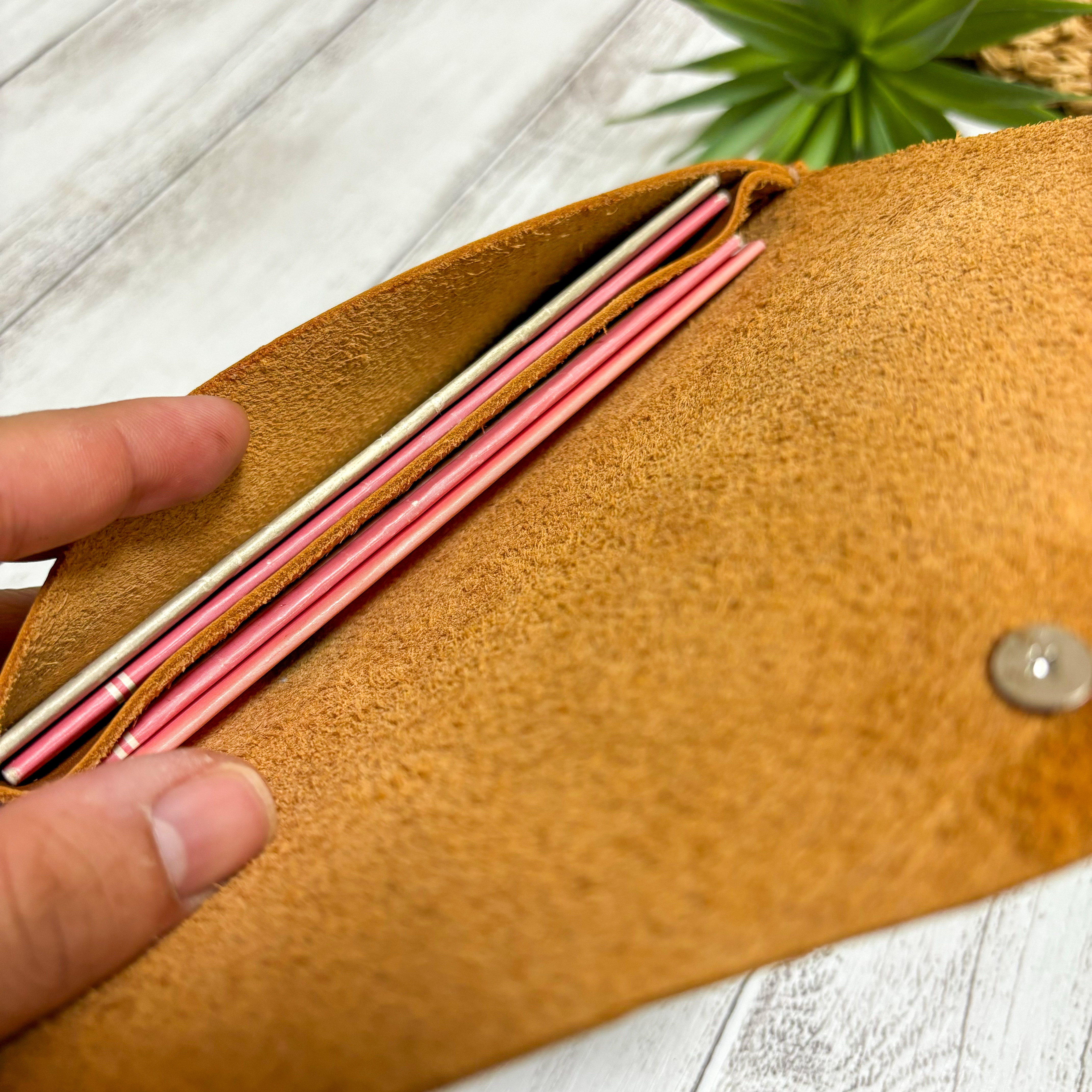 通帳ケース　革　ターコイズ　コンチョ　キャメル　ヴィンテージ   レザー　通帳ポーチ　マルチケース