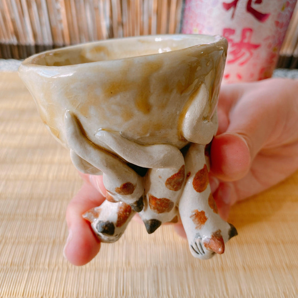 【プレゼントに猫陶器】十匹のすねこすりがワチャワチャと憑りついているワイングラス的ぐい呑み 妖怪陶器 3枚目の画像
