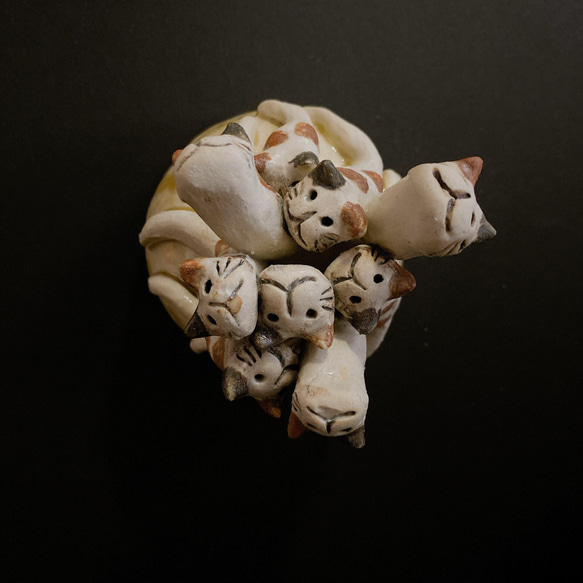 【プレゼントに猫陶器】十匹のすねこすりがワチャワチャと憑りついているワイングラス的ぐい呑み 妖怪陶器 4枚目の画像