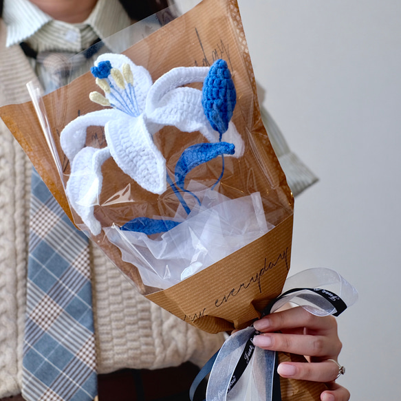 【枯れない花束/枯れない愛】ハンドメイド 花束 かぎ針編み 百合ユリ　ブーケ バレンタイン ウェディング 卒業 2枚目の画像