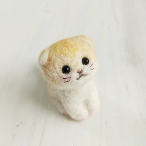 □受注制作 羊毛フェルトの小さな子猫(折れ耳猫クリームお座り