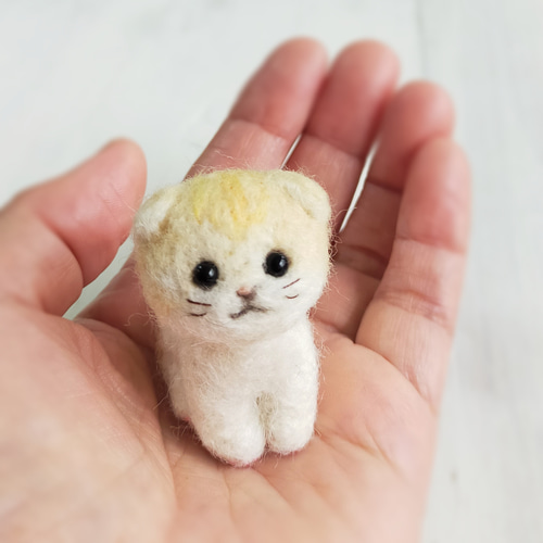 □受注制作 羊毛フェルトの小さな子猫(折れ耳猫クリームお座り