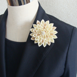 Dahlia corsage, Cream white, beige 第3張的照片