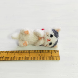 ■羊毛フェルトの小さな子猫(グレーぶち猫・ころりん)　猫雑貨　猫マスコット　　 2枚目の画像