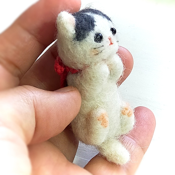■羊毛フェルトの小さな子猫(グレーぶち猫・ころりん)　猫雑貨　猫マスコット　　 4枚目の画像