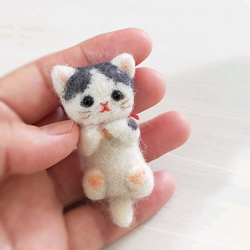 □SALE！羊毛フェルトの小さな子猫(グレーぶち猫・ころりん) 猫