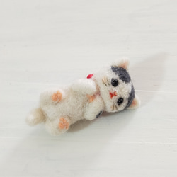 ■羊毛フェルトの小さな子猫(グレーぶち猫・ころりん)　猫雑貨　猫マスコット　　 3枚目の画像