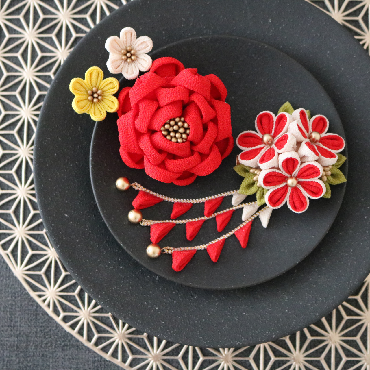 【赤・アイボリー】つまみ細工のカメリア簪セット＊成人式や七五三・和装の髪飾りに