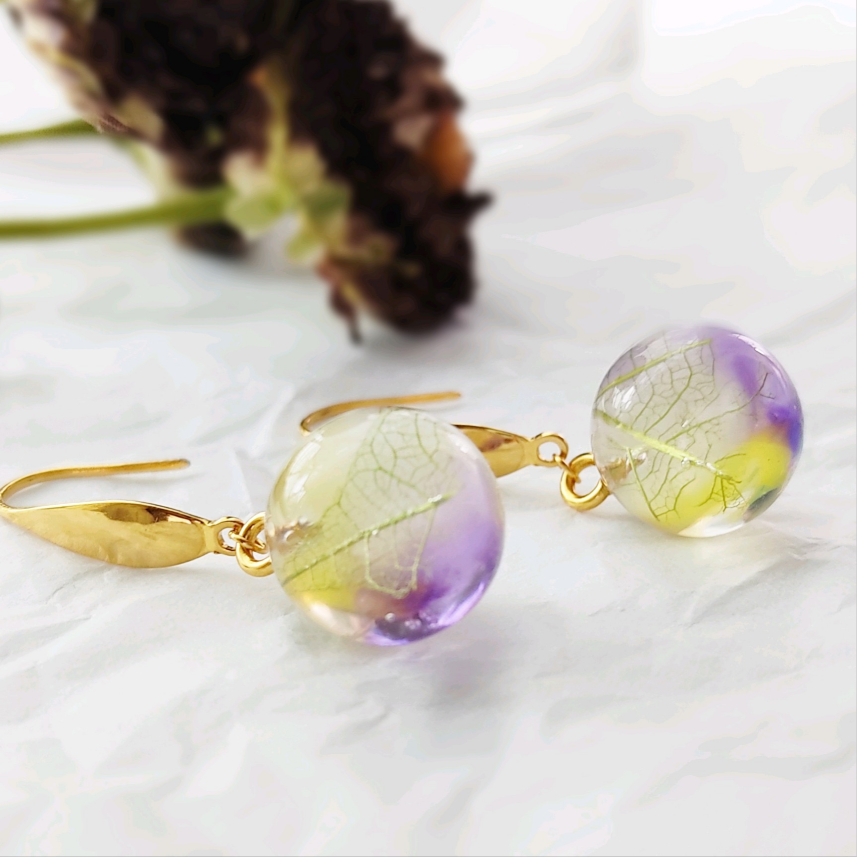 甘酸っぱい色味のリング グーリーンの葉脈入  痛くない 透明感 軽い アレルギー対応 球体 イエロー×パープル 特集掲載