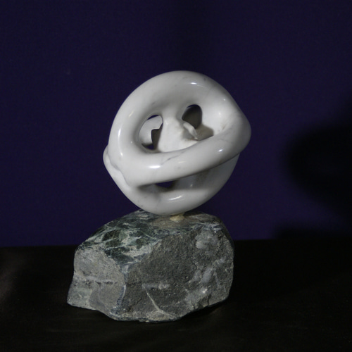 愛のかたち Form of Love 永遠の愛の象徴 イタリア産大理石に彫られた