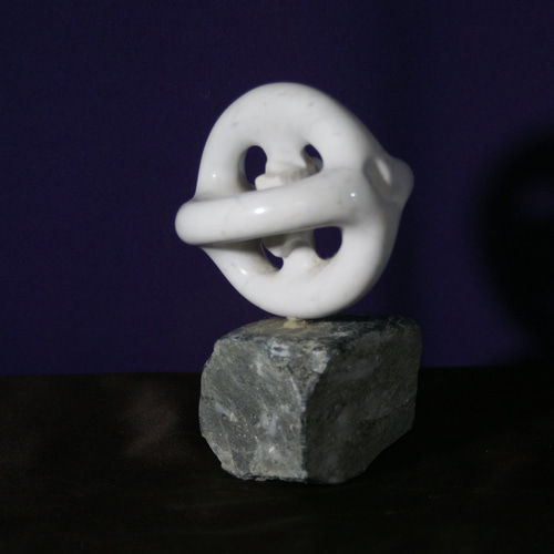 愛のかたち Form of Love 永遠の愛の象徴 イタリア産大理石に彫られた