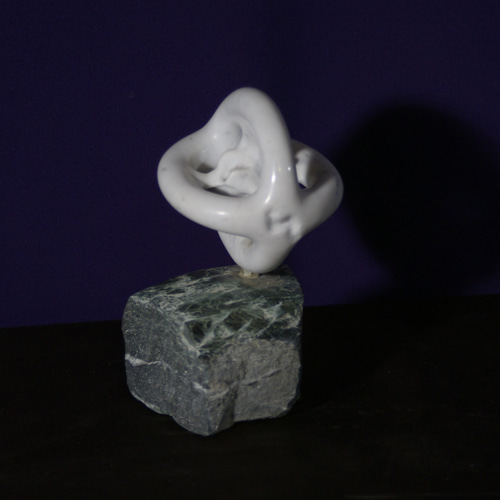 愛のかたち Form of Love 永遠の愛の象徴 イタリア産大理石に彫られた