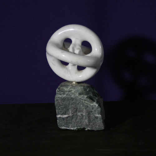 愛のかたち Form of Love 永遠の愛の象徴 イタリア産大理石に彫られた