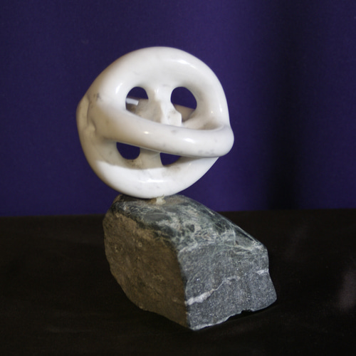 愛のかたち Form of Love 永遠の愛の象徴 イタリア産大理石に彫られた