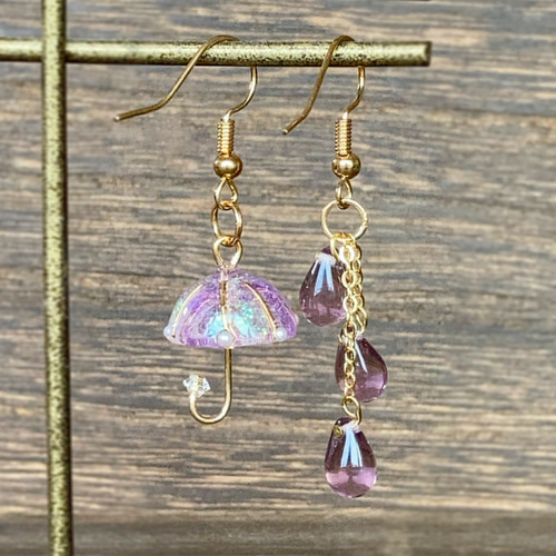 雨の日の傘のピアス・イヤリング 紫 パープル 雫 しずく 紫陽花 梅雨