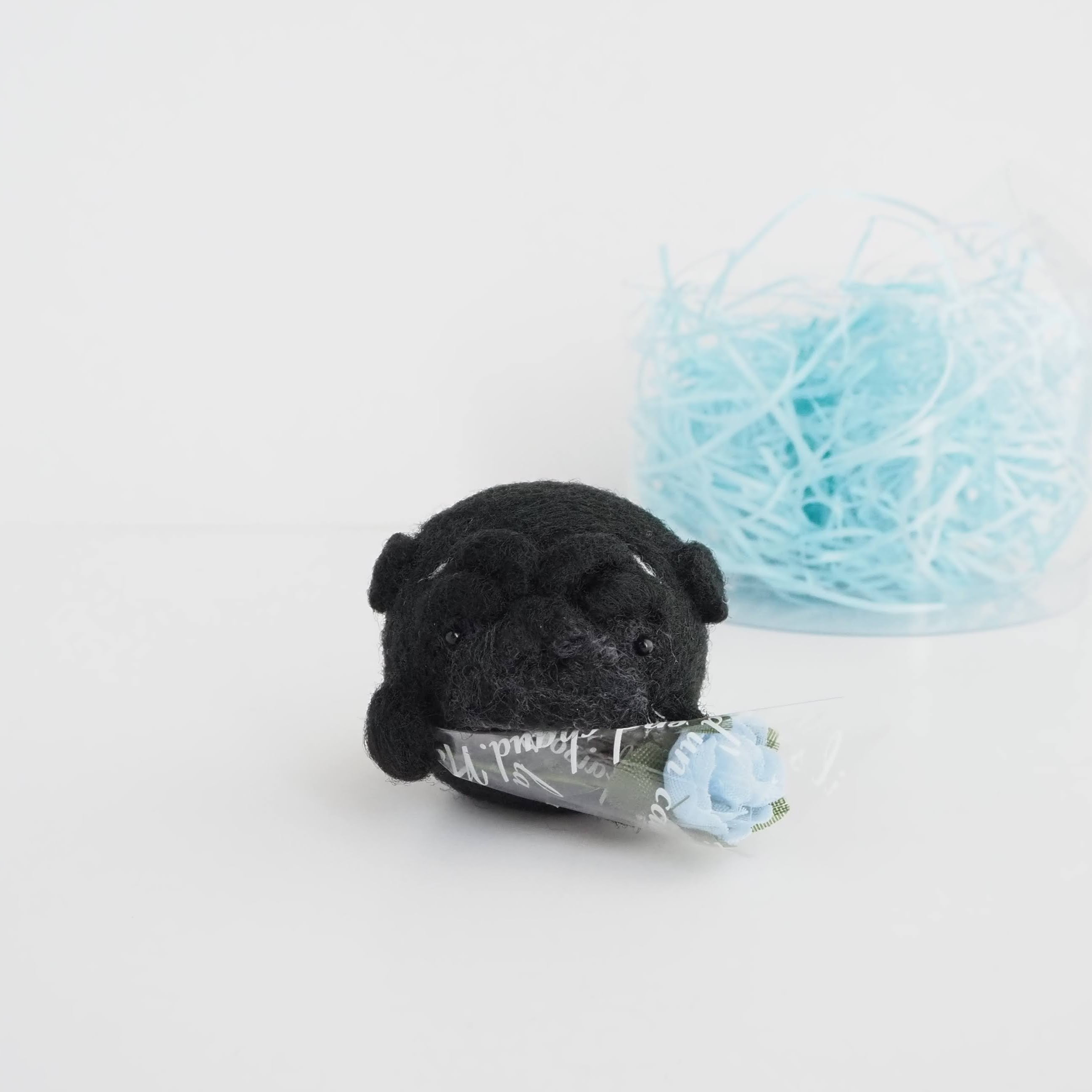 【受注製作】まゆパグが水色のお花を贈ります。(フォーン・黒)  羊毛フェルト