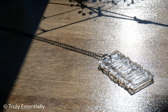 無色透明ガラスのネックレス -「灯りのたね 」● 45X25(mm)・横ストライプ 4枚目の画像