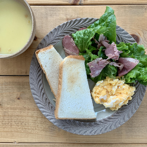 ロリエ リムプレート（皿）大 ベージュ／ホワイト【手彫り】 大皿 you