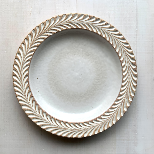 ロリエ リムプレート（皿）大 ベージュ／ホワイト【手彫り】 大皿 you