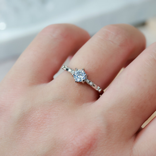 MR68】キラキラCZダイヤモンドの指輪 婚約リングのような美しい