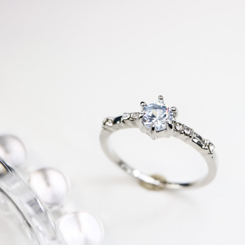 MR68】キラキラCZダイヤモンドの指輪 婚約リングのような美しい