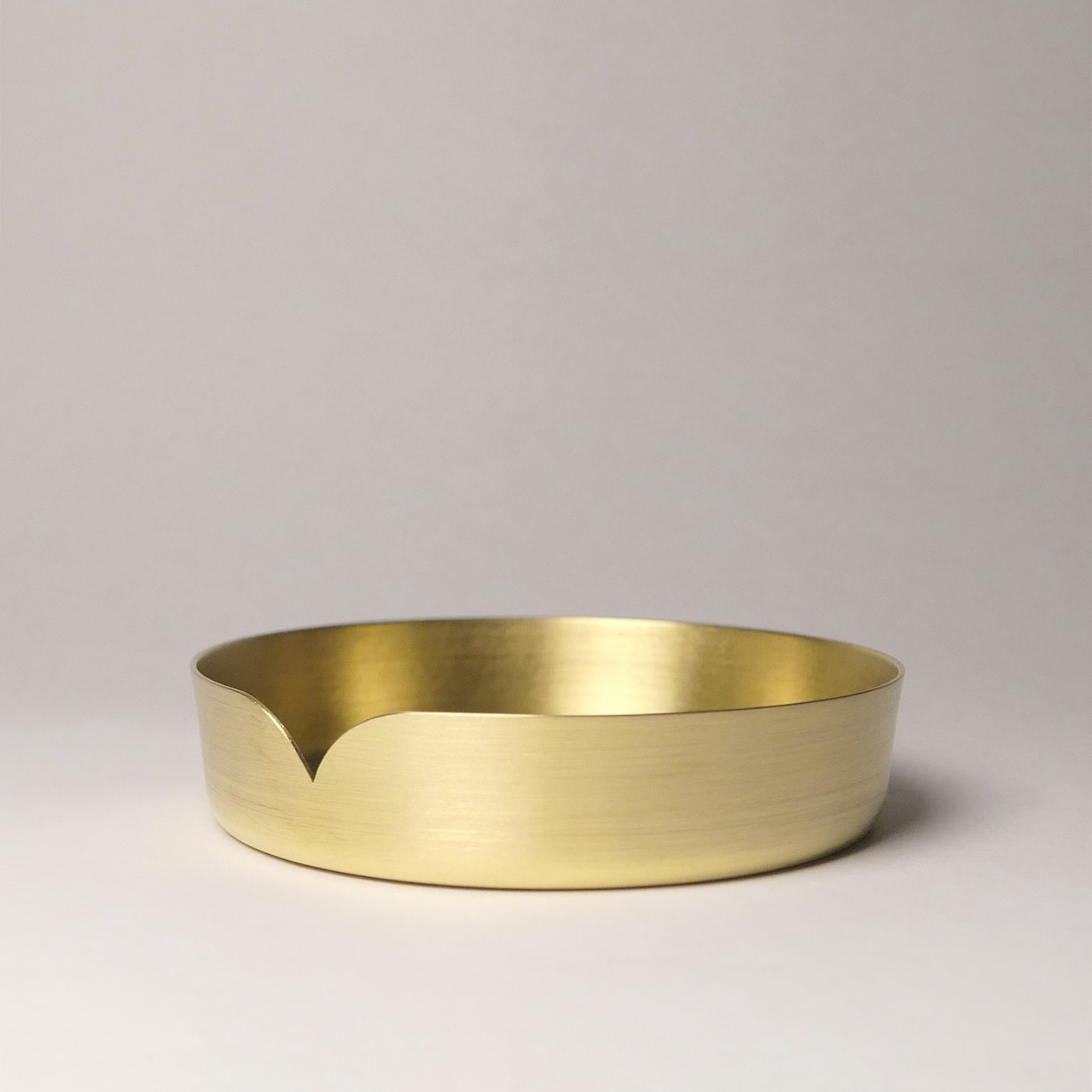 【丸えりのキャンドルトレイ】　- 真鍮製のキャンドルホルダー -